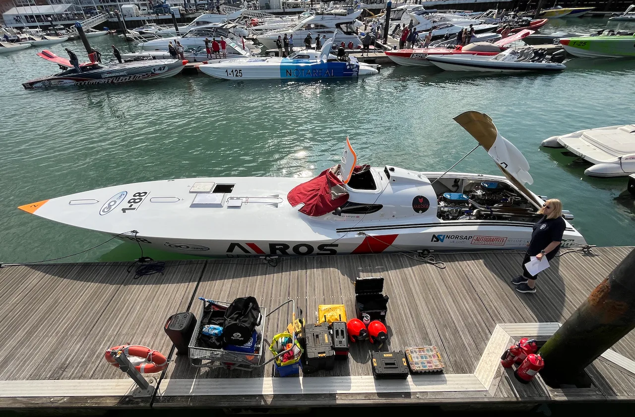 Cowes Power Boat race.png